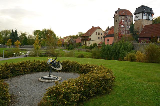 Park an der Tauber mit Sonnenuhr in Rttingen